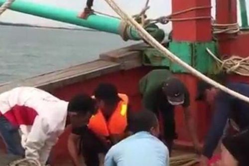 Bị ròng rọc rơi trúng người, một ngư dân tử vong