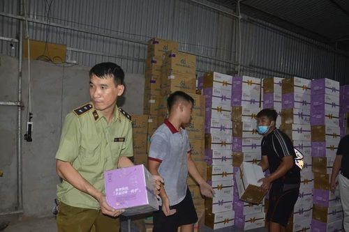 Cận cảnh kho hàng 'khủng' chứa hơn 10.000 chai sữa chua nhập lậu