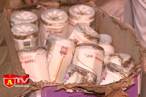 Phát hiện hơn 10.000 chai sữa chua không rõ nguồn gốc