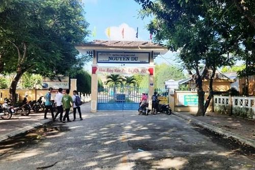 Nhà trường tự ý thu tiền ghế ngồi của học sinh