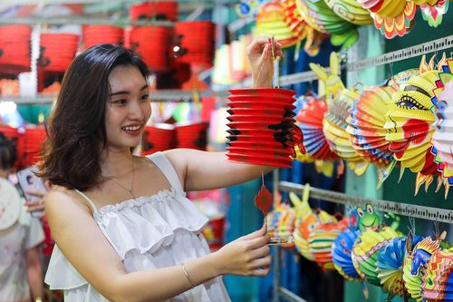 Đón Trung Thu sớm ở phố lồng đèn lớn nhất TP.HCM