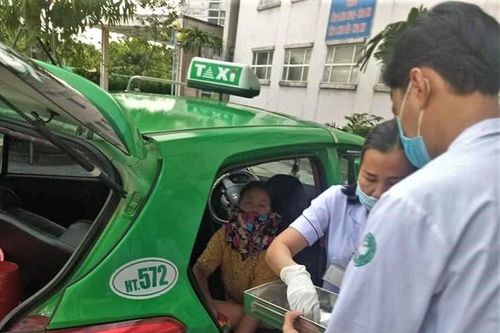 Sản phụ sinh con trên taxi