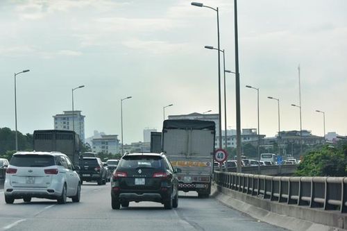 Cảnh sát giao thông nói gì về tình trạng lấn làn vượt ẩu trên đường Vành đai 3