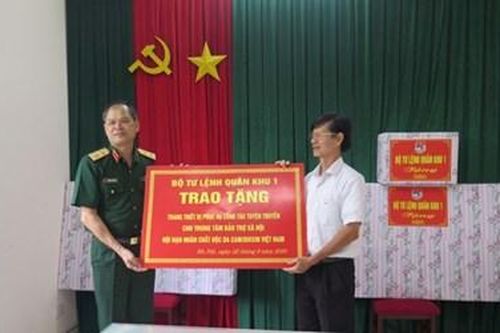 Quân khu 1 trao quà tặng Trung tâm Bảo trợ xã hội nạn nhân chất độc da cam