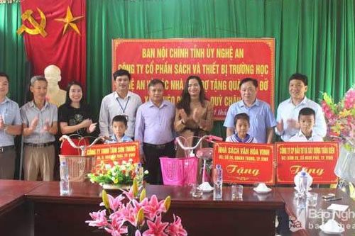 Nghệ An tặng quà học sinh nghèo xã vùng cao