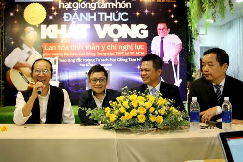 Trao tặng tủ sách 'Hạt giống Tâm hồn' cho 30 trường học tại TPHCM