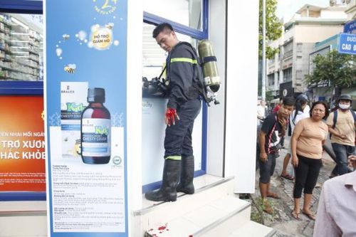 Một chiến sĩ cảnh sát PCCC bị thương khi chữa cháy ở nhà dân