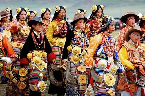 Bộ tộc đeo vàng 'khủng' trên người để thể hiện địa vị