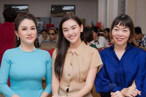 Á Hậu Tường San rạng rỡ cùng mẹ làm thiện nguyện