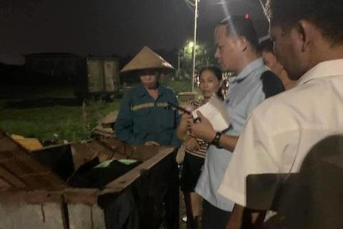 Phát hiện bé gái xinh xắn bị mẹ bỏ trong xe chở rác