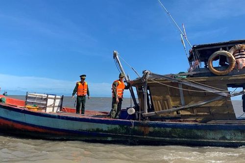 Cứu hộ tàu đánh cá mắc cạn vào bìa rừng phòng hộ