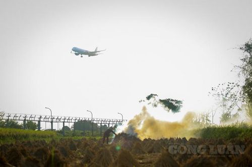 Hà Nội: Những chiếc phi cơ bay trên cánh đồng khói lửa ở Sóc Sơn