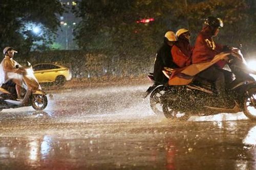 Đề phòng hiện tượng thời tiết nguy hiểm tại Hà Nội và nhiều tỉnh Bắc bộ