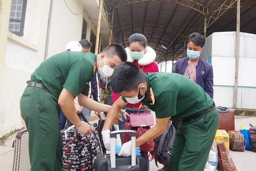 Đón hơn 100 sinh viên Lào trở lại nhập học tại Thừa Thiên Huế