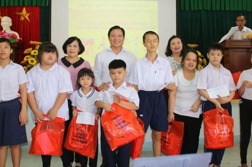 Long An: Trao quà Trung thu cho trẻ em có hoàn cảnh đặc biệt khó khăn trên địa bàn tỉnh