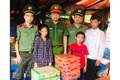 Vợ chồng nghèo chết chưa rõ nguyên nhân khi đi bắt cá, để lại 4 con nhỏ