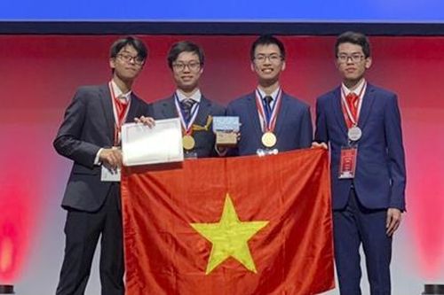 Hai lần liên tục đoạt Huy chương Vàng Olympic quốc tế được tặng Huân chương Lao động
