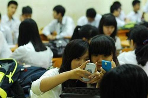 Có nên cho học sinh dùng điện thoại trong giờ học?
