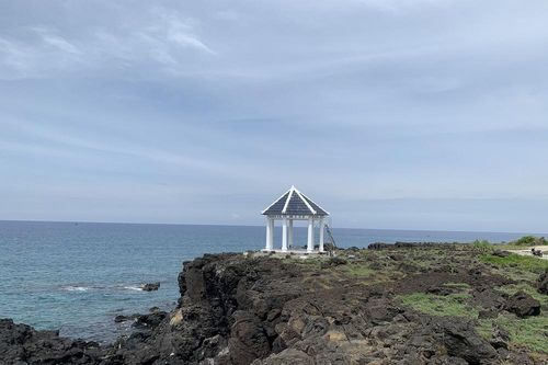 Tháo dỡ điểm dừng chân du lịch xây trên bãi đá nham thạch ngàn năm tuổi ở đảo Bé-Lý Sơn