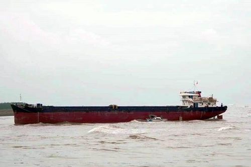 Cứu hộ một tàu chở hàng mắc cạn trên biển cùng 9 thuyền viên