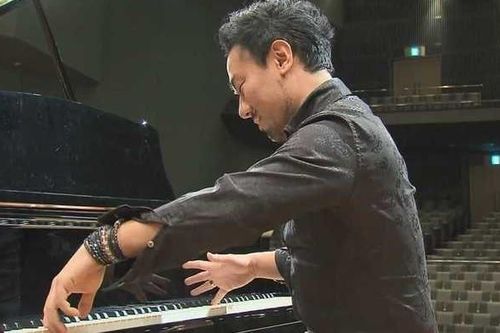 Nghệ sĩ dương cầm chơi đàn chỉ với 7 ngón tay