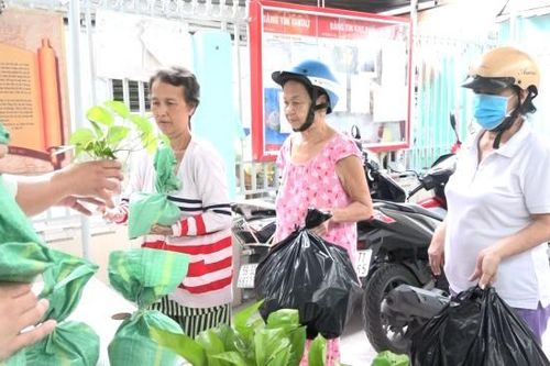 TP.HCM: Dân hào hứng đổ xô mang rác thải nhựa đổi lấy gạo