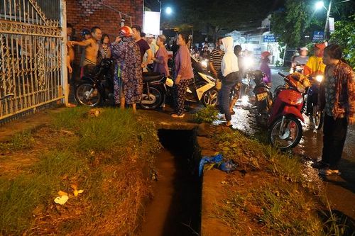 Người phụ nữ rơi xuống mương nước bị cuốn trôi trong tích tắc