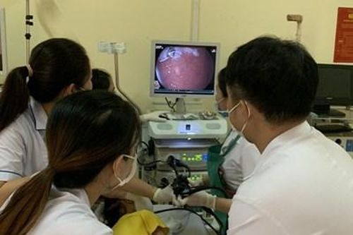 Lấy chiếc nhẫn trong tá tràng bé 4 tuổi