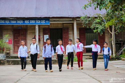 Hành trình xuống núi học chữ của những em bé người Mông vùng biên giới Nghệ An