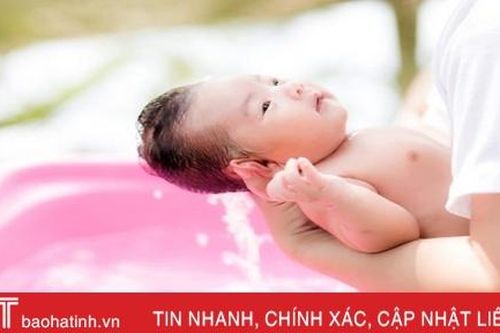 Đang giao mùa trở lạnh, mẹ đảm bảo tắm cho con đúng cách để tránh ốm đau, cảm lạnh