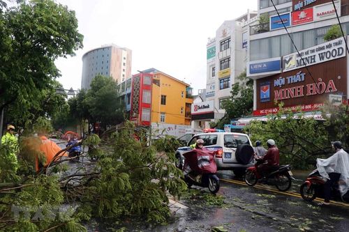 Thủ tướng Lào điện thăm hỏi nhân dân Việt Nam bị ảnh hưởng bão Noul