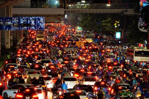 Đường phố Hà Nội tắc cứng trong cơn mưa chiều 22/9