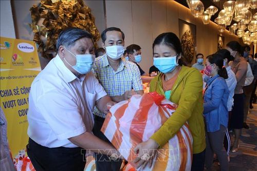 Đà Nẵng trao quà hỗ trợ lao động ngành du lịch gặp khó khăn do dịch COVID-19