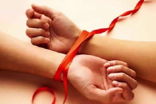 Ông lão mất sợi dây chuyền hàng trăm triệu sau nụ hôn nồng nàn với bạn gái trẻ tuổi
