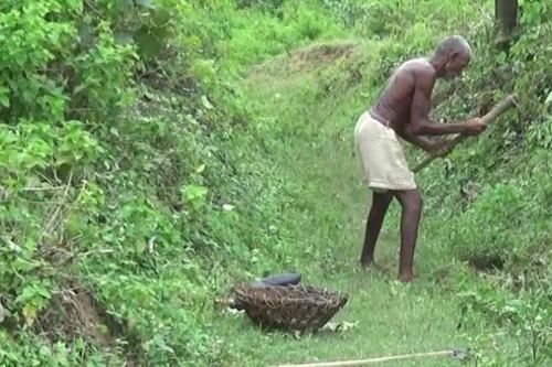 Người đàn ông Ấn Độ dành 30 năm tự đào kênh dẫn nước về làng