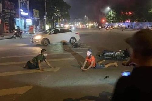 Clip: 2 thanh niên đầu trần, lạng lách đánh võng trên đường và cái kết đau thương