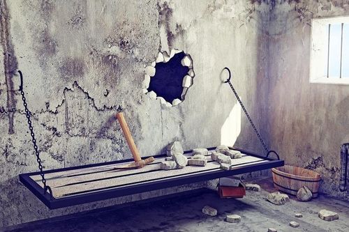 Tử tù vượt ngục táo tợn qua đường ống cống