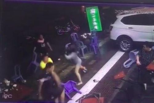 Thấy bạn trai bị đánh, người phụ nữ tay không đánh nhau với 2 gã côn đồ