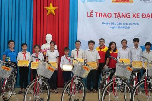 Tặng 50 xe đạp cho học sinh có hoàn cảnh khó khăn ở Trà Vinh