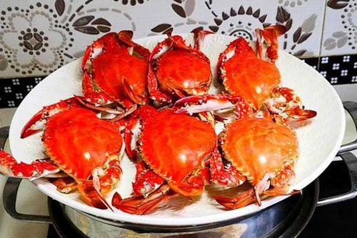 Hấp cua nên dùng nước nóng hay lạnh?