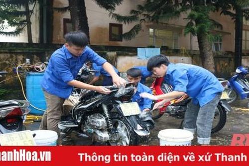 Thanh niên thị trấn Hồi Xuân rửa xe gây quỹ mua quà Trung thu cho trẻ em nghèo