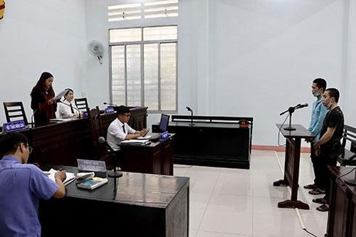 Giật điện thoại, chạy không thoát