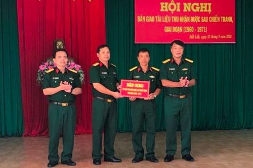 Bộ Chỉ huy Quân sự tỉnh Khánh Hòa nhận tài liệu còn sót lại sau chiến tranh tại Đắk Lắk