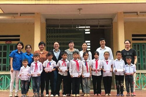 Tặng quà các gia đình khó khăn, học sinh nghèo vượt khó huyện Văn Bàn