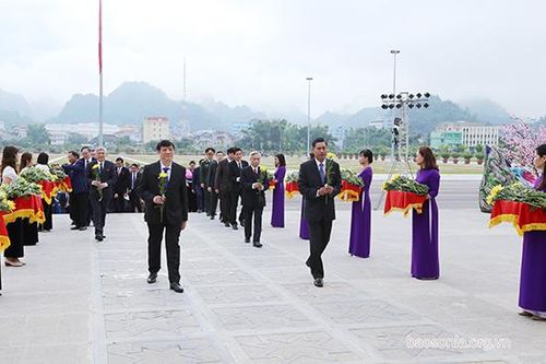 Đại biểu dự Đại hội Đảng bộ tỉnh dâng hương tưởng nhớ Bác Hồ và các Anh hùng liệt sĩ
