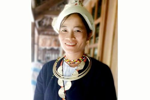 Trang sức bằng bạc trên trang phục phụ nữ Dao tiền