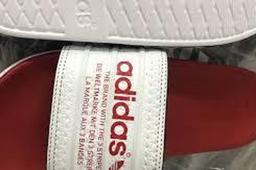 Bắt quả tang cơ sở đang sản xuất dép nghi nhái thương hiệu Adidas