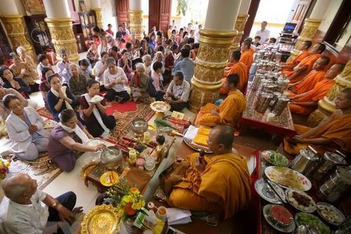 Phchum Ben : mùa sum vầy, hiếu thảo