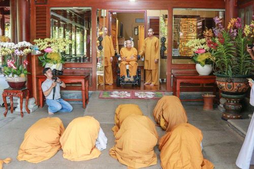 Khoa Đào tạo từ xa đảnh lễ Trưởng lão HT.Thích Thanh Từ
