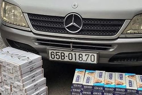 Giấu gần 1.600 bao thuốc lá lậu trong xe khách
